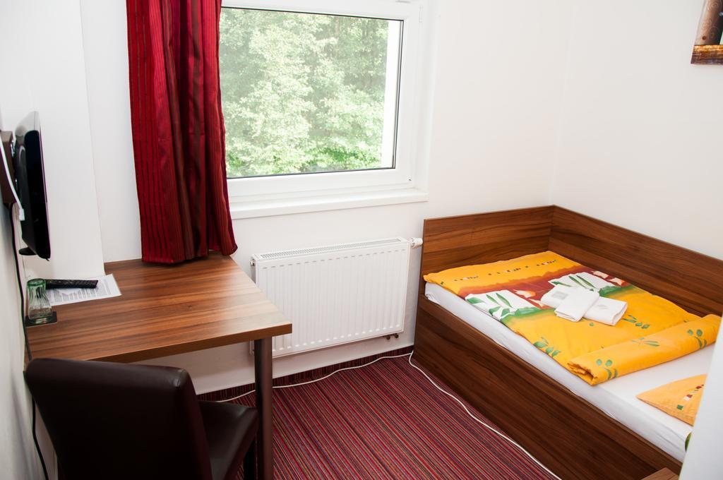 Restaurace a penzion Zděná Bouda Hradec Králové Quarto foto