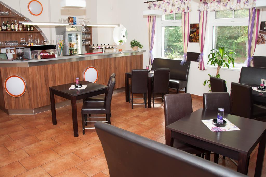 Restaurace a penzion Zděná Bouda Hradec Králové Exterior foto