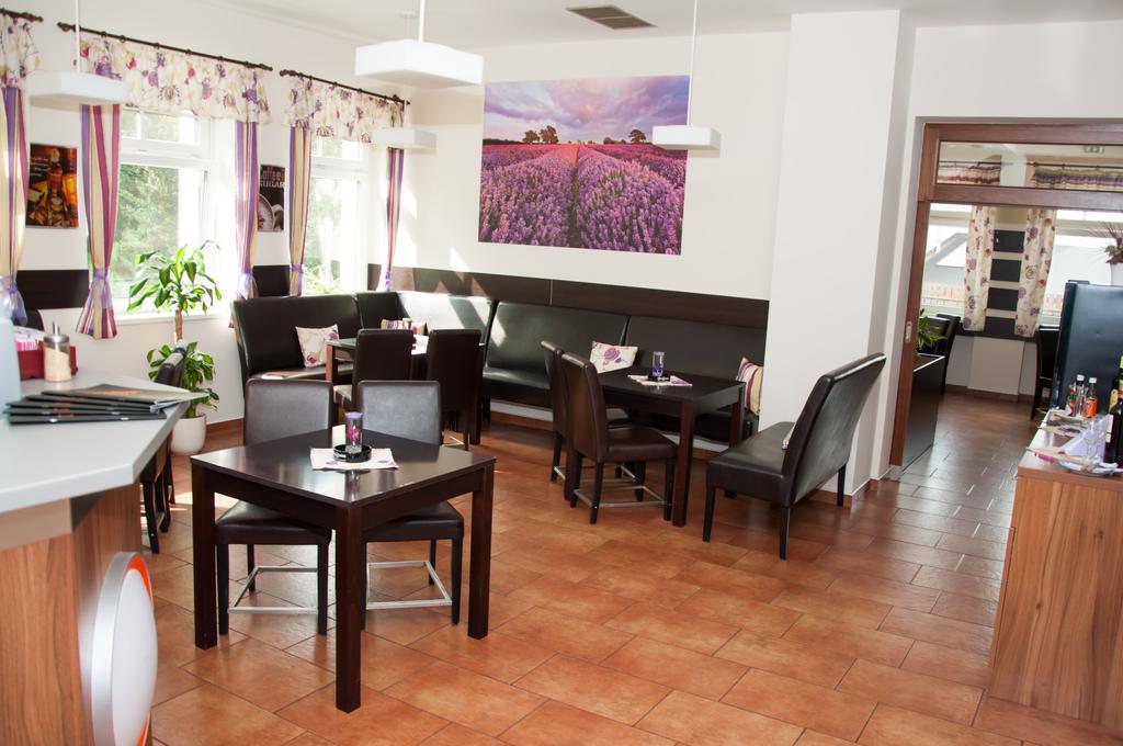 Restaurace a penzion Zděná Bouda Hradec Králové Exterior foto