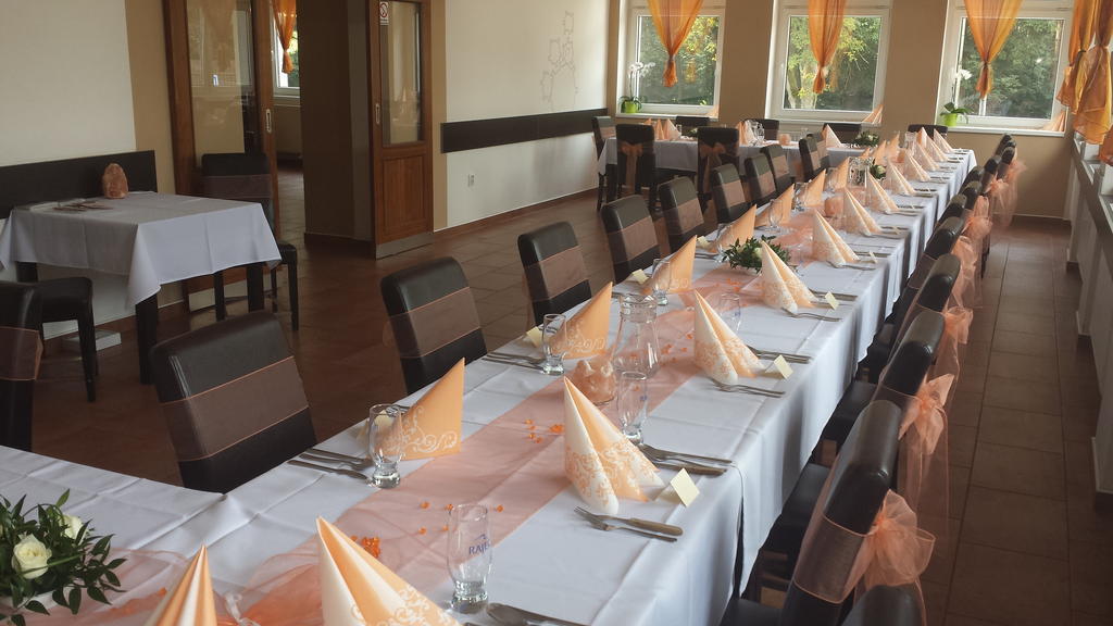 Restaurace a penzion Zděná Bouda Hradec Králové Exterior foto